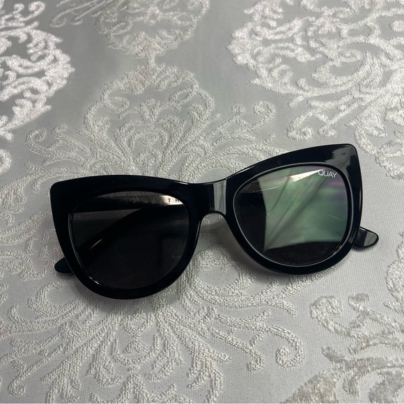 Quay Steal A Kiss Sunglasses - Picture 4 of 9